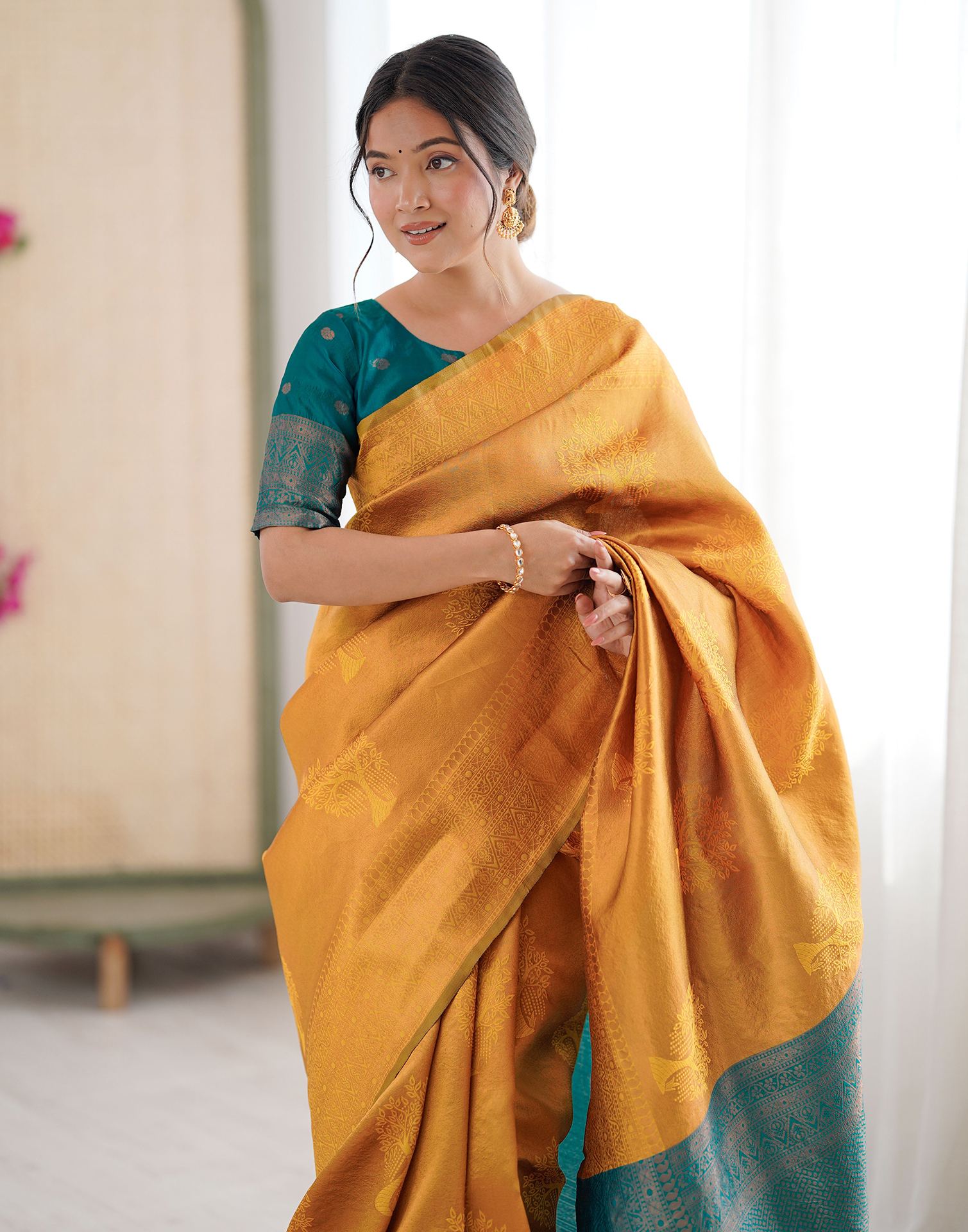Elegant Soft Silk Saree with Rich Zari Weaving