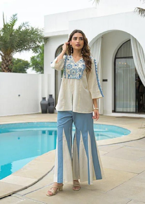 Women Kurta Set with Floral Print and Cotton Blend Fabric with Pant