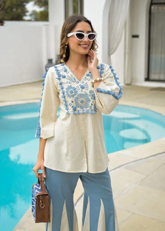 Women Kurta Set with Floral Print and Cotton Blend Fabric with Pant