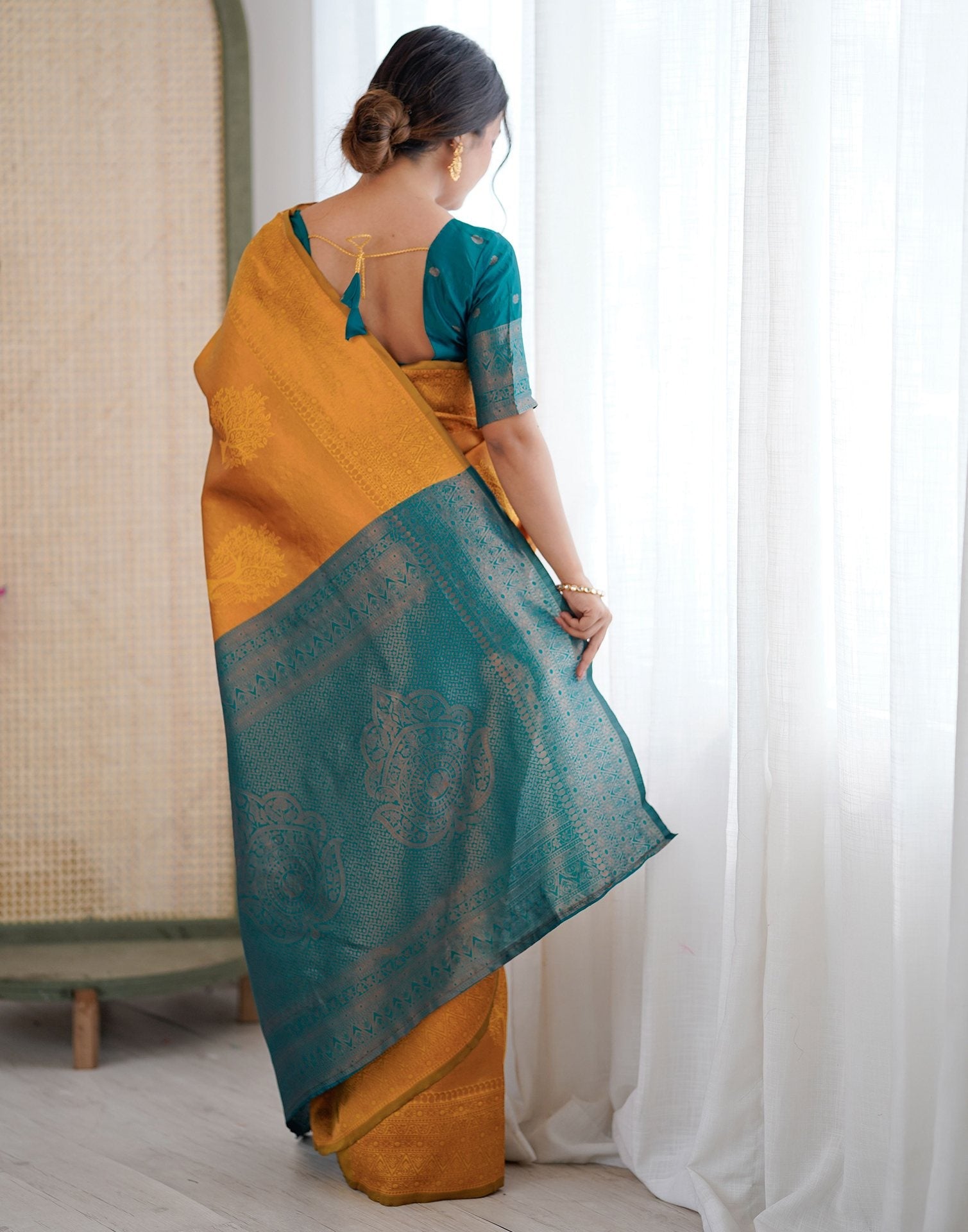 Elegant Soft Silk Saree with Rich Zari Weaving