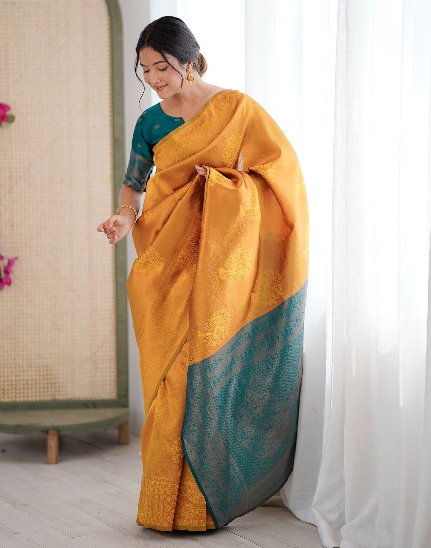 Elegant Soft Silk Saree with Rich Zari Weaving
