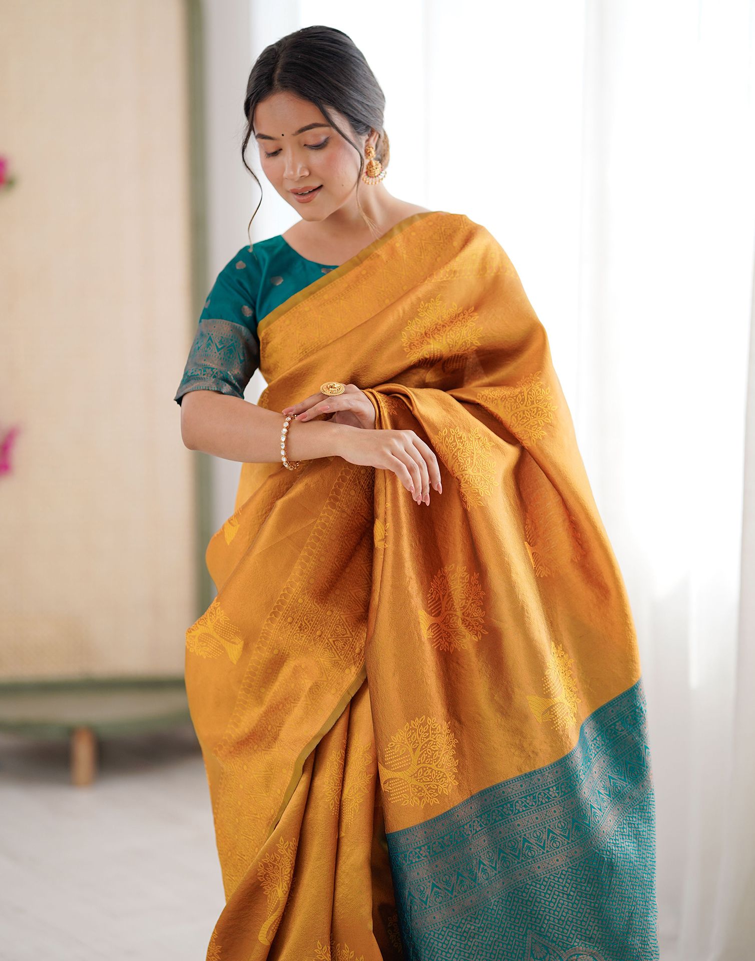 Elegant Soft Silk Saree with Rich Zari Weaving