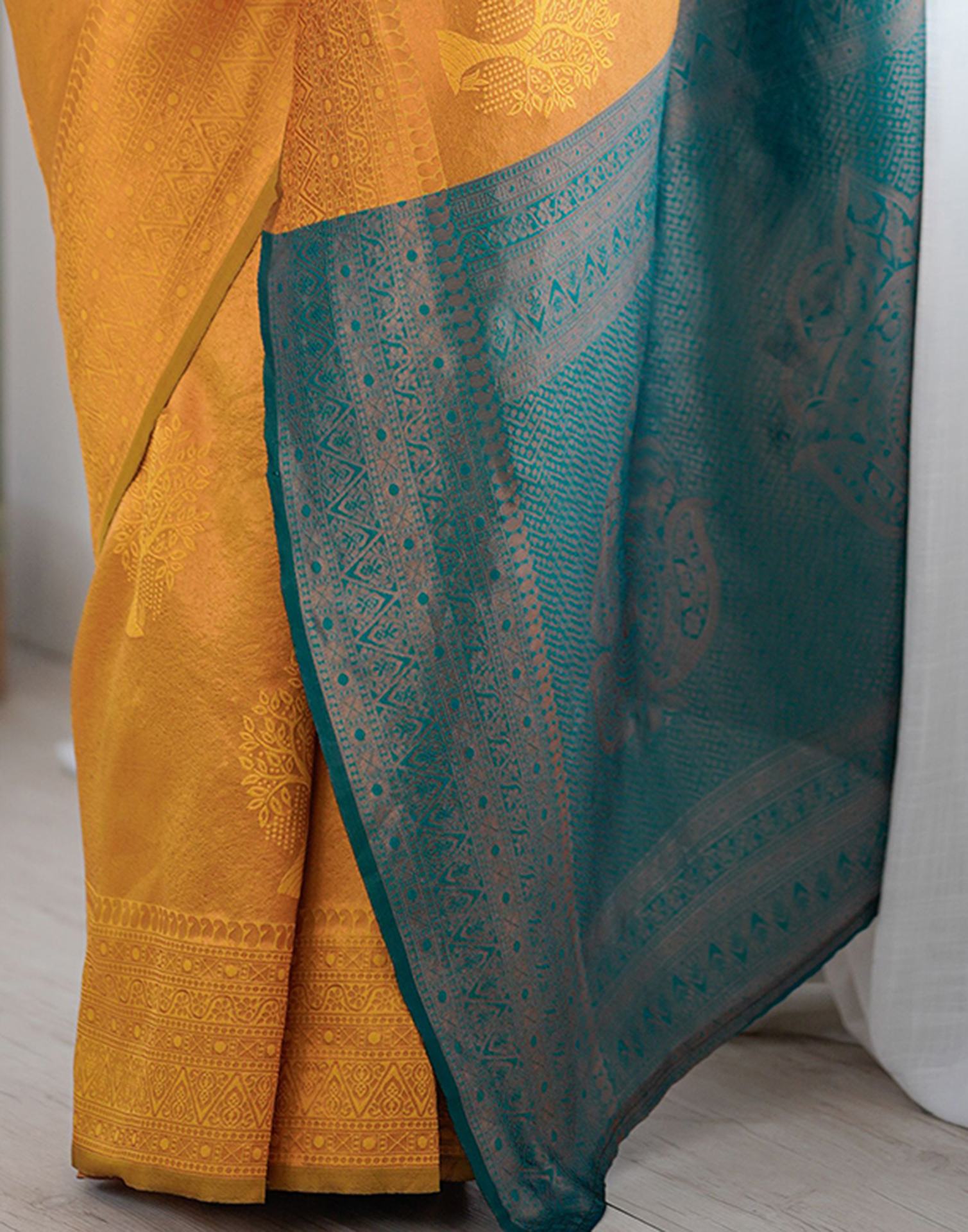 Elegant Soft Silk Saree with Rich Zari Weaving
