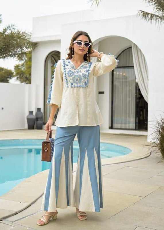 Women Kurta Set with Floral Print and Cotton Blend Fabric with Pant